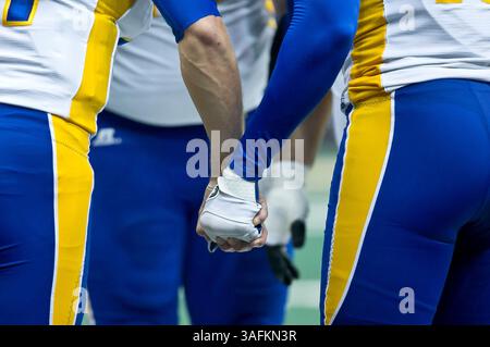 02 juin 2012 : joueurs de Tampa Bay Storm tenant hans dans l'unité dans le caucus pendant l'action entre les Sharks de Jacksonville et le Storm de Tampa Bay à Jacksonville Veterans Memorial Arena. Jacksonville a battu Tampa Bay 71-61.(image crédit : © Gray Quetti/Cal Sport Media/ZUMAPRESS.com) Banque D'Images
