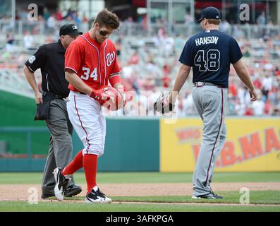 3 juin 2012 - Washington, DC, États-Unis - Bryce Harper (34 ans), joueur de droite des Nationals de Washington, retourne à la dugout après avoir été étiqueté à la troisième base par Martin Prado, troisième joueur de base des Atlanta Braves, non photographié, blanc essayant d'étirer un double en triple, dans la cinquième manche au Nationals Park à Washington, D. C, dimanche 3 juin 2012. Les Braves ont battu les nationaux, 3-2. (Crédit image : © Chuck Myers/MCT/MCT/ZUMAPRESS.com) Banque D'Images