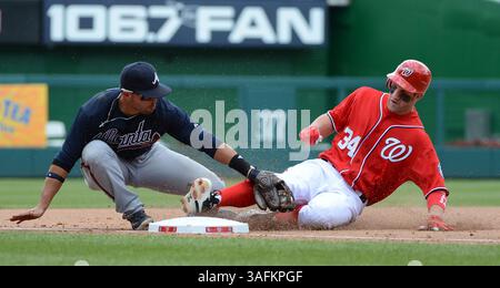 3 juin 2012 - Washington, DC, États-Unis - Martin Prado (14 ans), troisième joueur des Braves d'Atlanta, marque le terrain droit national de Washington Bryce Harper (34 ans), après que Harper ait tenté d'étirer un double en triple, en cinquième manche au Nationals Park à Washington, D.. C, dimanche 3 juin 2012. Les Braves ont battu les nationaux, 3-2. (Crédit image : © Chuck Myers/MCT/MCT/ZUMAPRESS.com) Banque D'Images