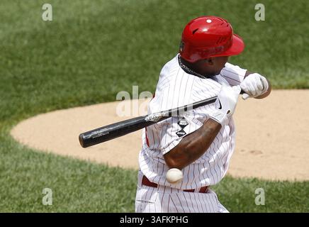 3 juin 2012 - Chicago, il, USA - Dayan Viciedo (24 ans), le joueur de gauche des Chicago White Sox, est touché dans le bras en troisième manche contre les Mariners de Seattle au U.S. Cellular Field à Chicago, Illinois, le dimanche 3 juin 2012. (Crédit image : © JosÃ© M. Osorio/Chicago Tribune/MCT/ZUMAPRESS.com) Banque D'Images