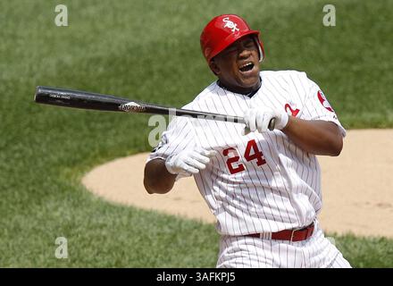 3 juin 2012 - Chicago, il, USA - Dayan Viciedo (24 ans), le joueur de gauche des Chicago White Sox, est touché dans le bras en troisième manche contre les Mariners de Seattle au U.S. Cellular Field à Chicago, Illinois, le dimanche 3 juin 2012. (Crédit image : © JosÃ© M. Osorio/Chicago Tribune/MCT/ZUMAPRESS.com) Banque D'Images