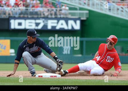 3 juin 2012 - Washington, DC, États-Unis - Martin Prado (14 ans), troisième joueur des Braves d'Atlanta, marque le terrain droit national de Washington Bryce Harper (34 ans), après que Harper ait tenté d'étirer un double en triple, en cinquième manche au Nationals Park à Washington, D.. C, dimanche 3 juin 2012. Les Braves ont battu les nationaux, 3-2. (Crédit image : © Chuck Myers/MCT/MCT/ZUMAPRESS.com) Banque D'Images