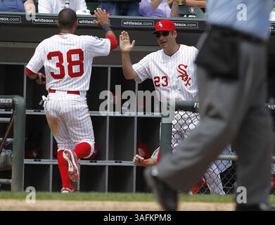 3 juin 2012 - Chicago, il, États-Unis - Robin Ventura (23), entraîneur des Chicago White Sox, accueille Eduardo Escobar (38), qui marque avec Alex Rios (51), champion des Chicago White Sox, en quatrième manche contre les Mariners de Seattle au U.S. Cellular Field à Chicago, Illinois, le dimanche 3 juin 2012. (Crédit image : © JosÃ© M. Osorio/Chicago Tribune/MCT/ZUMAPRESS.com) Banque D'Images