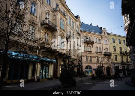 Lviv, Ukraine - 06 avril 2025 : bâtiments historiques ornementaux avec façades ornées et balcons dans une rue calme de Lviv, Ukraine. Banque D'Images