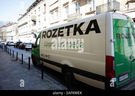 Lviv, Ukraine - 06 avril 2025 : livraison blanche et verte van Rozetka garé à l'extérieur de vieux bâtiments à Lviv, Ukraine Banque D'Images