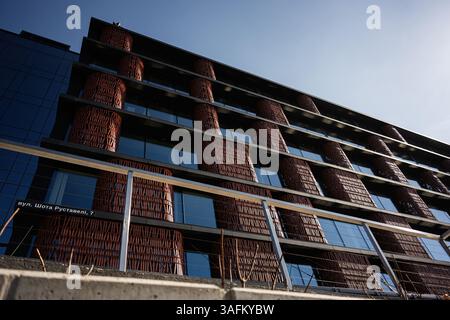 Lviv, Ukraine - 06 avril 2025 : extérieur du bâtiment contemporain avec des éléments de design détaillés et des fenêtres en verre réfléchissant à Lviv, Ukraine. Banque D'Images