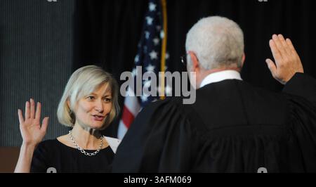 30 mai 2012 - Anchorage, AK, États-Unis - le juge Morgan Christen a prêté serment par le juge Andrew J. Kleinfeld de la Cour d'appel des États-Unis pour le neuvième circuit le mercredi 30 mai 2012, au Dena'ina Center à Anchorage, Alaska. Le juge Christen a déjà siégé à la Cour suprême de l'Alaska. (Crédit image : © Bill Roth/Anchorage Daily News/MCT/ZUMAPRESS.com) Banque D'Images