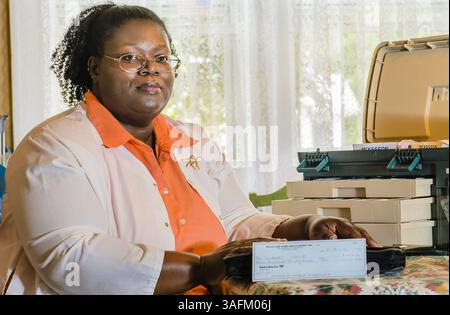 30 mai 2012 - Grand Rapids, mi, États-Unis - Leslie Gilbert, une ancienne employée de Focus Care Home Health, montre le chèque qu'elle a reçu de Focus Care Home Health en compensation de ses arriérés de salaire, mercredi 30 mai 2012 à Grand Rapids, Michigan. Après avoir déposé une plainte auprès de la division des salaires et des heures du Michigan, Focus Care Home Health a transmis le chèque à Gilbert. Malheureusement, c'est pour le montant incorrect. Et non signé. (Crédit image : © Kevin W. Fowler/MCT/MCT/ZUMAPRESS.com) Banque D'Images