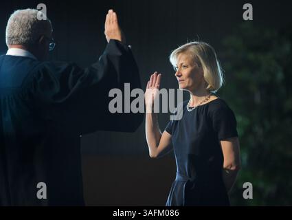 30 mai 2012 - Anchorage, AK, États-Unis - le juge Morgan Christen a prêté serment par le juge Andrew J. Kleinfeld de la Cour d'appel des États-Unis pour le neuvième circuit le mercredi 30 mai 2012, au Dena'ina Center à Anchorage, Alaska. Le juge Christen a déjà siégé à la Cour suprême de l'Alaska. (Crédit image : © Bill Roth/Anchorage Daily News/MCT/ZUMAPRESS.com) Banque D'Images