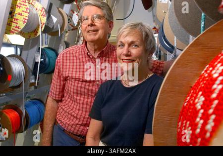 De gauche à droite, page et Lee Obenshain parmi la corde dans leur Marina point Ship's Store, qui vend du gaz, de la glace, de la bière et des pièces aux plaisanciers depuis son emplacement sur Demens Landing. Selon le copropriétaire page Obenshain, les plaisanciers restaient à la maison devant le T.V. le dimanche jusqu'à ce que les Bucs commencent à perdre. Maintenant ils commencent à redécouvrir l'eau -- et le magasin d'Obenshain. Photo prise mercredi 11/19/03. (Crédit image : St Petersburg Times/ZUMAPRESS.com) Banque D'Images