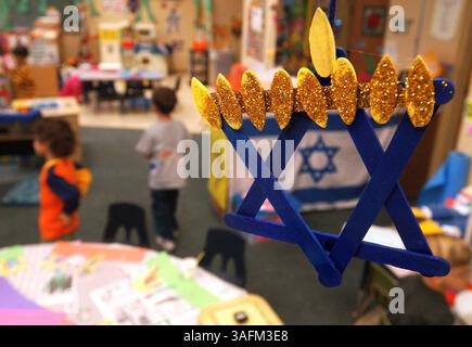 2- Une étoile de David faite de bâtons Popsicle avec des lumières d'une Menorah attachée au haut est suspendue au premier plan alors que les élèves travaillent sur des activités pendant une classe de pré-maternelle enseignée par Eva Rust (cq), une enseignante de pré-maternelle, au préscolaire Pauline Rivkind de la Congrégation B'nai Israel, 300 58th Street N., à Petersburg mardi matin (crédit image : St Petersburg Times/ZUMAPRESS.com) Banque D'Images