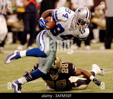 NEW ORLEANS, LOUISIANE - DÉCEMBRE 28 : Joey Galloway #84 des Cowboys de Dallas évite un tacle par Deveron Harper #28 des Saints de la Nouvelle-Orléans le 28 décembre 2003, au Superdome de la Nouvelle-Orléans, en Louisiane. Les Saints battent les Cowboys 13-7. (Crédit image : St Petersburg Times/ZUMAPRESS.com) Banque D'Images