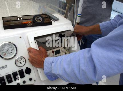 Terry Tomalin fait un reportage sur les radios VHF. Aujourd'hui, lundi (19/01/04), un a été installé sur son bateau par deux hommes de soutien technique de Sigma Marine Supplies.***photo 3. Mike Wrobel (crédit image : St Petersburg Times/ZUMAPRESS.com) Banque D'Images