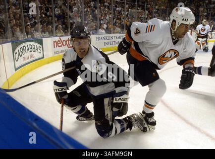 4- le Lightning de Tampa Bay Brad Richards (#19) se bat contre les planches avec Roman Hamrlik (crédit image : St Petersburg Times/ZUMAPRESS.com) Banque D'Images