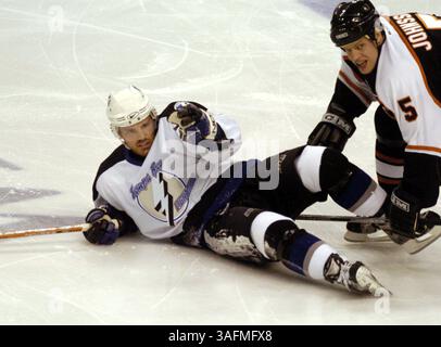 24- le Lightning de Tampa Bay (19) Brad Richards combat sur la glace contre les Flyers de Philadelphie (crédit image : St Petersburg Times/ZUMAPRESS.com) Banque D'Images
