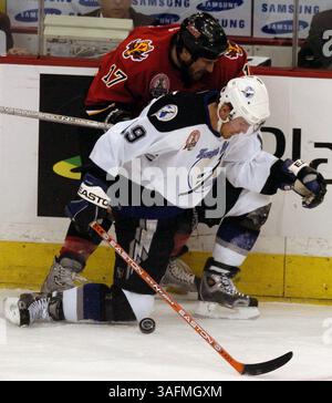 11- Tampa Bay Lightning (19) Brad Richards combat contre les Flames de Calgary (image crédit : St Petersburg Times/ZUMAPRESS.com) Banque D'Images