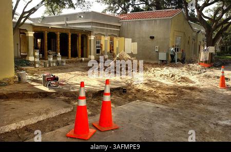 Les travaux se poursuivent sur l'Episcopal Parish Day School nouvellement rénovée du Nouveau John le jeudi 12 août 2004. Le bâtiment, qui devrait être ouvert aux étudiants le 25 août, abritera la petite école pré-k et la maternelle. (Crédit image : St Petersburg Times/ZUMAPRESS.com) Banque D'Images
