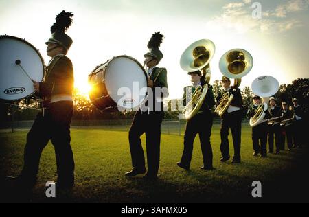 LÉGENDE : (24/09/2004, Lecanto) : la fanfare du lycée Lecanto marche sur le terrain peu avant un match entre Lecanto et Springstead alors que le soleil se couche le vendredi soir, 24 septembre 2004. Le directeur du groupe Tark Katzenmeyer (image crédit : St Petersburg Times/ZUMAPRESS.com) Banque D'Images