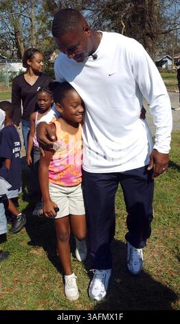 Bucs LB Derrick Brooks s’est envolé pour Pensacola tôt vendredi matin (24/09/04) pour aider à distribuer des biens de secours (eau, nourriture, etc.) donnés par une société Palm Harbor à l’église de sa ville natale (Emanuel Baptist Church au coin de LaRua et A Streets à Pensacola). Il distribuait des biens à son église et interagissait avec sa famille et ses amis.***photo 4. Après avoir distribué des fournitures aux victimes de l’ouragan Ivan, Derrick Brooks (cq) a pris un certain temps pour être avec sa sœur et ses enfants. Il serre Kierra Brooks (cq), 8 ans. En arrière-plan se trouve sa sœur Patrina Brooks (Credit image : St Petersburg Times/ZUMAPR Banque D'Images