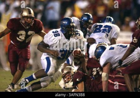 Résumé) photos du championnat d'État de classe 4A, joué au Ben Hill Griffin Stadium à Florida Field entre Armwood High School et Lake Gibson (Lakeland) le jeudi 9/12/2004. TOUTES LES ORTHOGRAPHES DE LA LISTE SAUF INDICATION CONTRAIRE. MERCI...Photo4) Kalvin Bailey d'Armwood court pendant la première mi-temps. Photo du personnel par Chris Zuppa (crédit image : St Petersburg Times/ZUMAPRESS.com) Banque D'Images