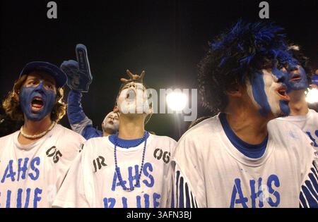 Résumé) photos du championnat d'État de classe 4A, joué au Ben Hill Griffin Stadium à Florida Field entre Armwood High School et Lake Gibson (Lakeland) le jeudi 9/12/2004. TOUTES LES ORTHOGRAPHES DE LA LISTE SAUF INDICATION CONTRAIRE. MERCI...Photo6) (de gauche à droite) Armwood's Blue Crew Mark Fahl, 17 ans, Adam Sollazzo, 14 ans, et John Murray, 18, (crédit image : St Petersburg Times/ZUMAPRESS.com) Banque D'Images