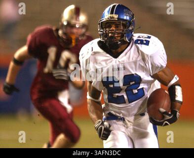 Résumé) photos du championnat d'État de classe 4A, joué au Ben Hill Griffin Stadium à Florida Field entre Armwood High School et Lake Gibson (Lakeland) le jeudi 9/12/2004. TOUTES LES ORTHOGRAPHES DE LA LISTE SAUF INDICATION CONTRAIRE. MERCI...Photo3) Demetrius McCray d'Armwood court pour une première descente pendant la première moitié du match. Photo du personnel par Chris Zuppa (crédit image : St Petersburg Times/ZUMAPRESS.com) Banque D'Images