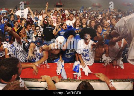 Résumé) photos du championnat d'État de classe 4A, joué au Ben Hill Griffin Stadium à Florida Field entre Armwood High School et Lake Gibson (Lakeland) le jeudi 9/12/2004. TOUTES LES ORTHOGRAPHES DE LA LISTE SAUF INDICATION CONTRAIRE. MERCI...Photo25) les fans de l'école secondaire Armwood saluent les joueurs de football avec des acclamations après Armwood a remporté le championnat d'État. Photo du personnel par Chris Zuppa (crédit image : St Petersburg Times/ZUMAPRESS.com) Banque D'Images