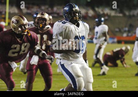 Résumé) photos du championnat d'État de classe 4A, joué au Ben Hill Griffin Stadium à Florida Field entre Armwood High School et Lake Gibson (Lakeland) le jeudi 9/12/2004. TOUTES LES ORTHOGRAPHES DE LA LISTE SAUF INDICATION CONTRAIRE. MERCI...Photo2) Kalvin Bailey d'Armwood marque un touchdown au deuxième quart-temps, ce qui fait 20-0. Photo du personnel par Chris Zuppa (crédit image : St Petersburg Times/ZUMAPRESS.com) Banque D'Images