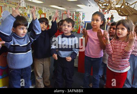 LIVRER AU BUREAU DE TAMPA ---2/11/2005--PROGRAMMES PRÉSCOLAIRES---1.de gauche à droite : Theo Klonaris, 4, Nicholas Koulianos, 5 Stamati Damalos, 4, Mairi Cooley, 5 ans, et Georgia Halkidis, 4 ans, tous élèves du préscolaire Nicholas Greek Orthodox, Tarpon Springs, participent à leur cercle matinal où les élèves prononcent une prière et un serment d’allégeance, vendredi 2/11/2005 au début de l’école. TOUS LES NOMS DE PROFESSEUR. (Crédit image : St Petersburg Times/ZUMAPRESS.com) Banque D'Images