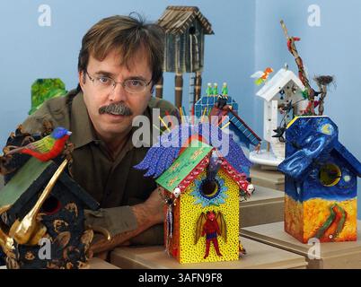 LÉGENDE : (03/04/2005) ; Tampa - L'artiste local Tampa John Costin (cq) pose avec certaines des maisons d'oiseaux qu'il et d'autres artistes locaux et nationaux ont peintes pour une prochaine collecte de fonds au profit de la Société Audubon. Les nichoirs seront exposés à l'aéroport international de Tampa et au centre commercial international jusqu'en mai, date à laquelle ils seront vendus aux enchères lors d'un événement organisé à l'aquarium de Tampa.. PHOTO DE Joseph Garnett, Jr... RÉSUMÉ DE L'HISTOIRE : (crédit image : St Petersburg Times/ZUMAPRESS.com) Banque D'Images