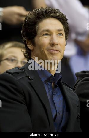 20 mars 2012 - Houston, Texas, États-Unis - Joel Osteen, pasteur de la méga-église Lakewood Church, assiste à un match NBA entre les Rockets de Houston et les Lakers de Los Angeles. (Crédit image : © George Bridges/MCT/MCT/ZUMAPRESS.com) Banque D'Images