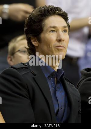 20 mars 2012 - Houston, TX, États-Unis - Joel Osteen, pasteur de la méga-église Lakewood Church, assiste à un match NBA entre les Rockets de Houston et les Lakers de Los Angeles le mardi 20 mars 2012 à Houston, Texas. (Crédit image : © George Bridges/MCT/MCT/ZUMAPRESS.com) Banque D'Images