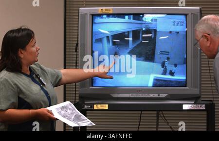 LÉGENDE : LARGO (05/06/2005 ) 1. De gauche à droite : Nicole Debenedetto, directrice adjointe, Fairmount Park Elementary School, présente Petersburg sur un vidéo étudiant E'Traveon Johnson dans l'école le jour où il a quitté l'enceinte de l'école et a été heurté par un véhicule. John Bowen, avocat de la Commission scolaire de Pinellas, visionne la vidéo, à droite, au Pinellas County Schools Building, Largo, 05/06/2005. (Crédit image : St Petersburg Times/ZUMAPRESS.com) Banque D'Images