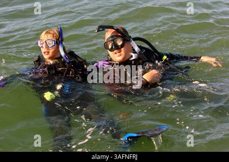 LÉGENDE (5/14/05 : Petersburg, Fla.) Environ deux douzaines d’enfants et de conseillers adultes ont participé avec la Garde côtière à la récupération d’un nageur/plongeur inconscient de Tampa Bay lors d’un exercice simulé de sauvetage samedi (14/05/05). SCUBA Scouts est le Boy/Girl Scouts du monde des sciences marines. Depuis 2001, ce groupe se réunit, se forme et plonge. L’exercice a eu lieu juste à côté du parc Lassing à Tampa Bay (sud de Petersburg).***photo 2. Au cours d’une partie de la plongée/de l’exercice, différents plongeurs ont montré aux instructeurs certaines des choses qu’ils ont apprises. Sur la photo, à partir de la gauche sont : Victoria Parker (c Banque D'Images