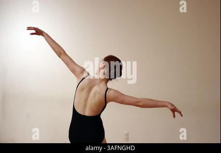 TAMPA 5/25/05)--4) Brooke Dodgen (cq), 14 ans, pratique une danse lors d'un cours de ballet avancé à l'Académie de danse et musique Esther Suarez-Moreno et Victor Moreno mardi soir. Amber long (crédit image : St Petersburg Times/ZUMAPRESS.com) Banque D'Images
