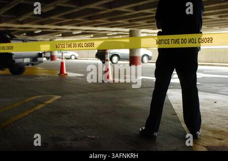 Tampa, 27/06/2005) PHOTO 1 : la police de l'aéroport de Tampa garde la scène d'une fusillade au septième étage du parking à court terme. Trois policiers de l'aéroport ont vu un homme tirer sur une femme, puis il a commencé à tirer sur les policiers. Ils ont blessé l'homme armé, qui a été emmené à l'hôpital. La femme est morte sur les lieux. RÉSUMÉ DE L'HISTOIRE : tournage dans le garage de stationnement à court terme de l'aéroport international de Tampa, niveau sept. Une femme a été tuée par un homme armé, l'homme armé a été blessé par la police de l'aéroport de Tampa qui l'a vu tuer la femme non identifiée. (Crédit image : St Petersburg Times/ZUMAPRESS.com) Banque D'Images