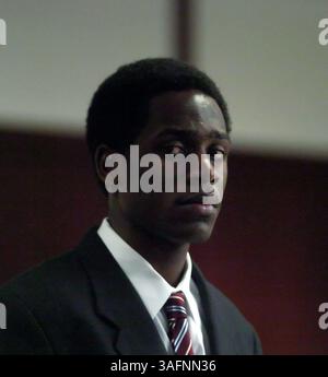 LÉGENDE : (Tampa, FL : 07/12/2005) Ronnie Paris Jr. (nom de l'écrivain) regarde les jurés déposer dans la salle d'audience mardi après-midi. Paris fait face à des accusations de meurtre et de sévices aggravés pour la mort de son fils de 3 ans Ronnie Paris, III..TIMES PHOTO DE Joseph Garnett, Jr...STORY SUMMARYHis la vie était trop courte et pas trop douce. Au moment où Ronnie Paris, 3 ans, III a été déclaré mort à l'hôpital de Saint Joseph en janvier, le tout-petit avait subi des fractures, de la malnutrition et des brûlures au visage. Les mauvais traitements infligés par ses parents ont conduit les travailleurs sociaux du DCF à envoyer le garçon dans une famille d'accueil l'année dernière Banque D'Images