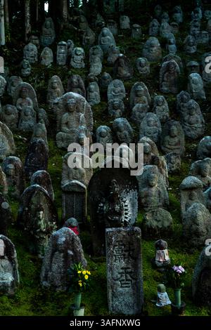 Statues de Jizo au cimetière du temple bouddhiste Kiyomizu-dera à Kyoto, Japon Banque D'Images