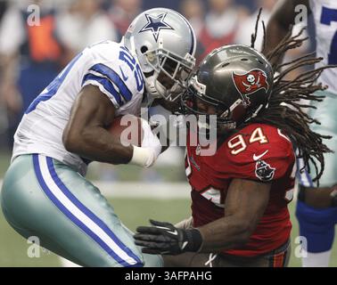 22 septembre 2012 - Arlington, TX, États-Unis - Dallas Cowboys Running back DeMarco Murray (29) affronte la défensive des Buccaneers de Tampa Bay Adrian Clayborn (94) alors que les Cowboys de Dallas battent les Buccaneers de Tampa Bay 16-10, dimanche 23 septembre 2012 à Arlington, Texas au Cowboys Stadium. (Crédit image : © Richard W. Rodriguez/MCT/ZUMAPRESS.com) Banque D'Images