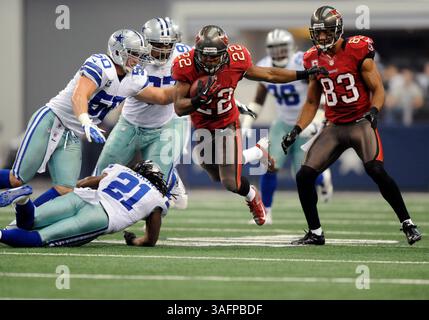 23 septembre 2012 : les Buccaneers de Tampa Bay repoussent Doug Martin #22 lors d'un match de football NFL entre les Buccaneers de Tampa Bay et les Cowboys de Dallas au Cowboys Stadium d'Arlington, TX Dallas a battu Tampa Bay 16-10 (crédit image : © Albert Pena/Cal Sport Media/ZUMAPRESS.com) Banque D'Images