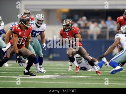 23 septembre 2012 : les Buccaneers de Tampa Bay repoussent Doug Martin #22 lors d'un match de football NFL entre les Buccaneers de Tampa Bay et les Cowboys de Dallas au Cowboys Stadium d'Arlington, TX Dallas a battu Tampa Bay 16-10 (crédit image : © Albert Pena/Cal Sport Media/ZUMAPRESS.com) Banque D'Images