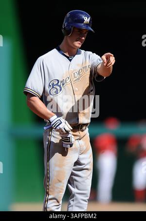23 septembre 2012 - Washington, DC, USA - Logan Schafer (22 ans), centre des Milwaukee Brewers, fait des gestes vers son dugout après son double RBI contre les Nationals de Washington en quatrième manche au Nationals Park à Washington, DC, dimanche 23 septembre 2012. (Crédit image : © Chuck Myers/MCT/ZUMAPRESS.com) Banque D'Images
