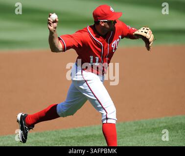 23 septembre 2012 - Washington, DC, USA - Ryan Zimmerman (11 ans), troisième joueur des Nationals de Washington, jette Corey Hart (1), premier joueur des Milwaukee Brewers, à la première base de la première manche au Nationals Park à Washington, DC, le dimanche 23 septembre 2012. (Crédit image : © Chuck Myers/MCT/ZUMAPRESS.com) Banque D'Images