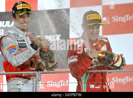 23 septembre 2012 - Singapour, Singapour, Singapour - Jenson Button (GBR) Vodafone McLaren Mercedes (l) et Fernando Alonso (ESP) Scuderia Ferrari (R) en champagne célébrant le Grand Prix de F1 de Singapour 2012. (Crédit image : © Robertus Pudyanto/ZUMAPRESS.com) Banque D'Images