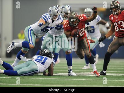 23 septembre 2012 : les Buccaneers de Tampa Bay reviennent Doug Martin #22 porte le ballon lors d'un match de football NFL entre les Buccaneers de Tampa Bay et les Cowboys de Dallas au Cowboys Stadium d'Arlington, TX Dallas a battu Tampa Bay 16-10 (crédit image : © Albert Pena/Cal Sport Media/ZUMAPRESS.com) Banque D'Images