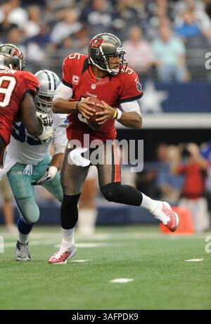 23 septembre 2012 : Josh Freeman, le quarterback des Buccaneers de Tampa Bay #5 lors d'un match de football NFL entre les Buccaneers de Tampa Bay et les Cowboys de Dallas au Cowboys Stadium d'Arlington, TX Dallas a battu Tampa Bay 16-10 (crédit image : © Albert Pena/Cal Sport Media/ZUMAPRESS.com) Banque D'Images