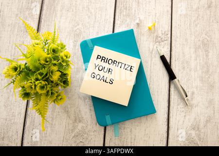 Symbole de priorité. Blocs de bois avec les mots 'priorisez votre travail'. Beau fond gris. Entreprise et concept « prioriser votre travail ». Copier l'espace. Banque D'Images