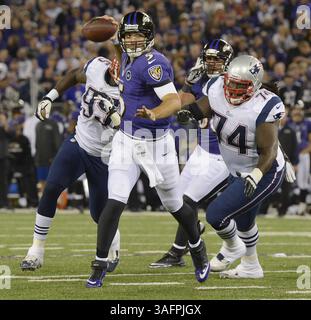 24 septembre 2012 - Baltimore, MD, États-Unis - Joe Flacco, le quarterback des Ravens de Baltimore, échappe à la pression de Trevor Scott, l'équipe défensive des Patriots de la Nouvelle-Angleterre, et Kyle Love, assez longtemps pour lancer une passe de touchdown au receveur large Torrey Smith pour attirer les Ravens à moins de deux points de l'avance en fin de la deuxième mi-temps. Les Ravens de Baltimore battent les Patriots de la Nouvelle-Angleterre 31-30 à Baltimore, Maryland, le dimanche 23 septembre 2012. (Crédit image : © Doug Kapustin/MCT/ZUMAPRESS.com) Banque D'Images