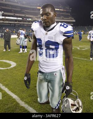 30 octobre 2011 - Philadelphie, PA, États-Unis - dans cette photo de dossier d'octobre 2011, Dez Bryant quitte le terrain après que les Cowboys de Dallas ont joué contre les Eagles de Philadelphie au Lincoln Financial Field à Philadelphie, en Pennsylvanie. Bryant s'est rendu aux autorités le lundi 17 juillet 2012, sur mandat pour délit de classe A pour voies de fait avec lésions corporelles et a immédiatement déposé un cautionnement. S'il est reconnu coupable, il risque jusqu'à un an de prison et une amende de 4 000 $. (Crédit image : © Ron T. Ennis/Fort Worth Star-Telegram/MCT/ZUMAPRESS.com) Banque D'Images