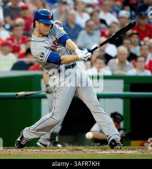 17 juillet 2012 - Washington, DC, États-Unis - New York mets Jason Bay (44) frappe une balle de retour au monticule de lancement contre les Nationals de Washington lors de la quatrième manche au Nationals Park à Washington, D.. C, mardi 17 juillet 2012. (Crédit image : © Harry E. Walker/MCT/MCT/ZUMAPRESS.com) Banque D'Images